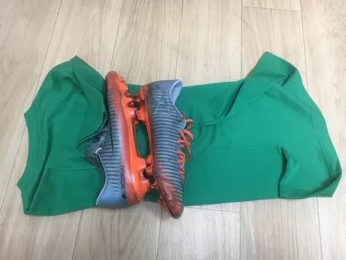 アフリカへ送るサッカーシューズを、古着(ユニフォーム)で巻いて長旅での破損を防ぎます。