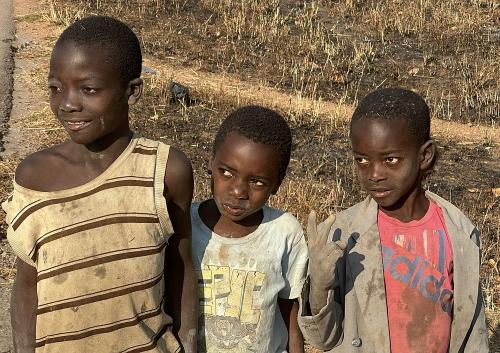絶対的貧困の中にいるザンビア北部の農村の子供達。食べられない日もあり、栄養失調気味です。