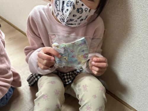 北海道の児童養護施設での寄付写真。相対的貧困は、日本社会の中で分かりにくい形で潜んでいます