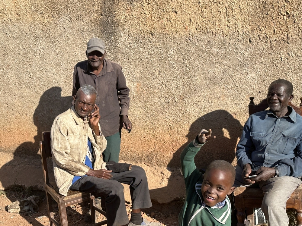 ザンビアの首都ルサカのコンパウンド(スラム) 仕事がなく１日中座っている人々