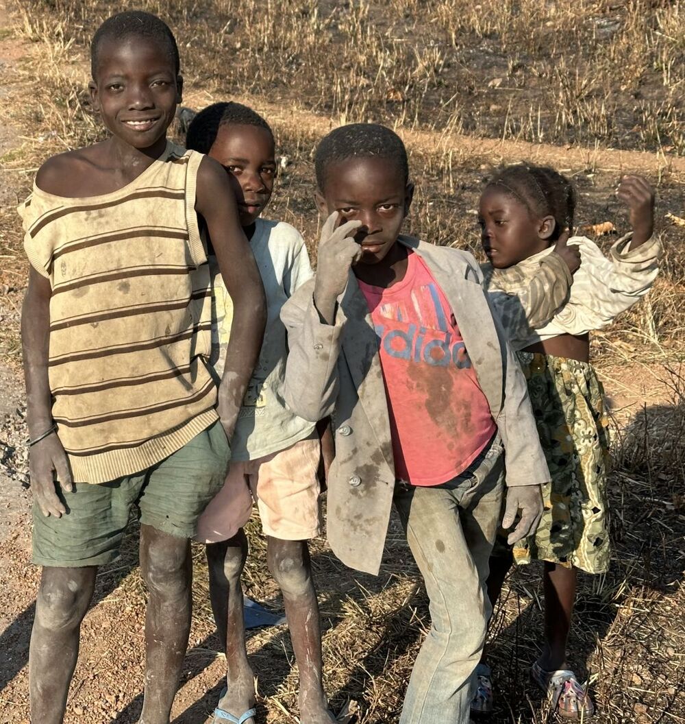 ザンビアの北部の農村地域に住む子供たち