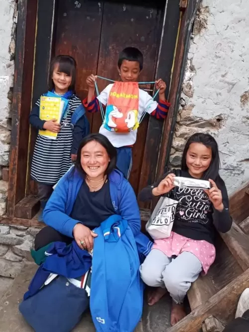 ブータン王国のサクテン村に、鉛筆とノートを寄付した際の例です