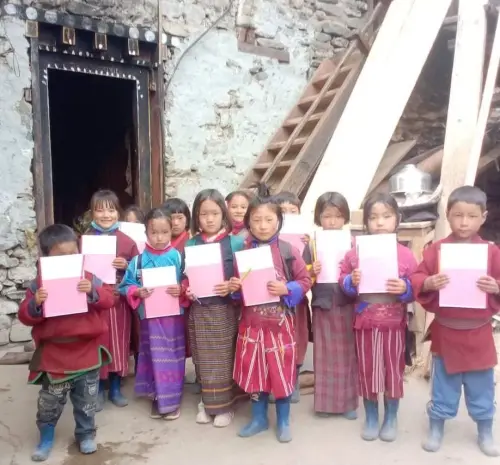 ブータンの子供たちに鉛筆やノートを寄付しました。子供が多くてまだまだ足りないです。