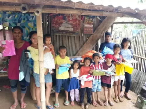 フィリピンの子供たちに洋服を寄付しました。洋服はどの国でも喜ばれます