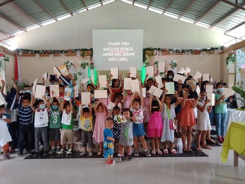 フィリピンの子供達にノートや鉛筆などの文房具を支援した際の写真