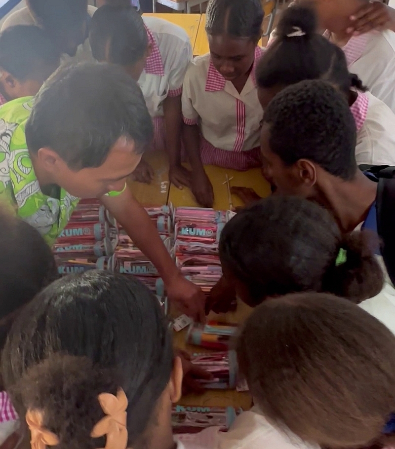 子供たちに公平に文房具を配る公立学校の日本の先生