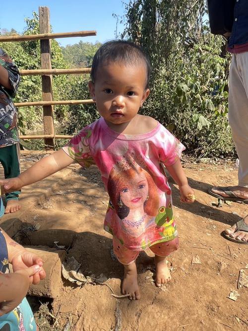 ミャンマーの避難民キャンプでは、裸足の子供たちを沢山見かけます