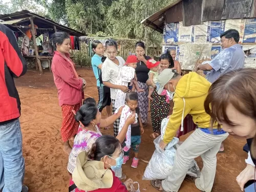避難民キャンプで、古着を寄付しているところ