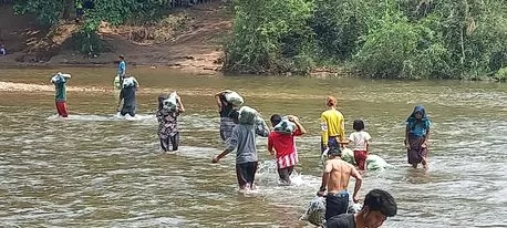 国境の川を渡りミャンマー側の難民キャンプへ物資を輸送しています