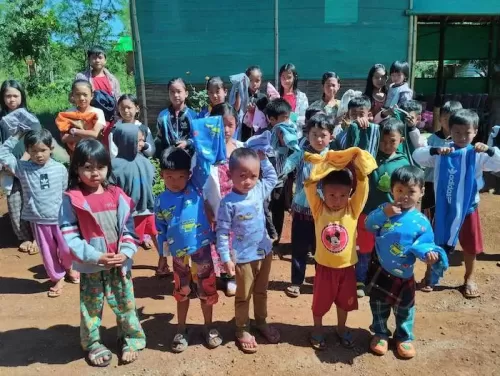 ミャンマー避難民キャンプで、古着をもらった子供たち