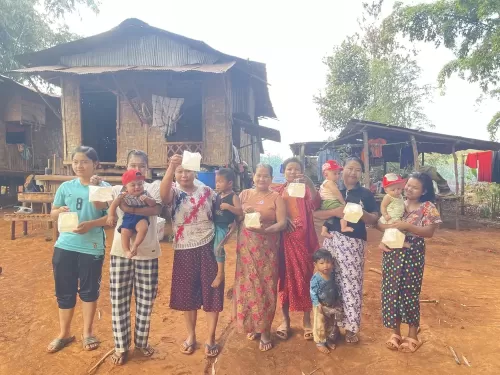 無電化地域に、ソーラーランタンを寄付したところ