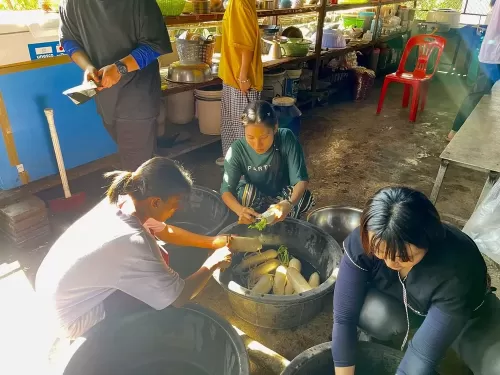 学校で、３００人分のおでんを作っているところ