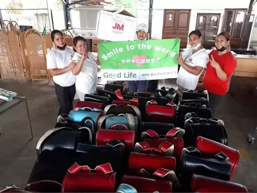 フィリピンの小学校に、沢山のランドセルを寄付させて頂いた際のお写真です。
