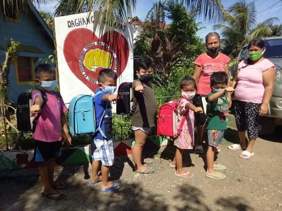 フィリピンの孤児院にランドセルを寄付させて頂いた際のお写真です。