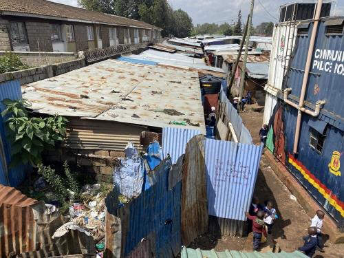 キベラスラムにあるコンテナの小学校。質の高い教育のためには、質の高い文房具などの学用品が必要です。