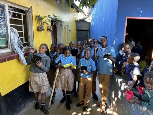 ザンビアのプライマリースクールにタブレットを寄付