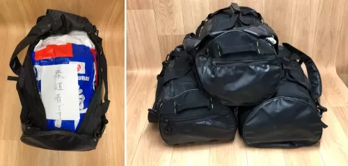 ザンビア支援用の柔道着を、伊賀くのいちFC様より頂いたスポーツバッグに詰めて、機内持ち込み荷物を作った際のお写真です。