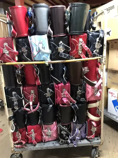 今回発送するランドセルたちです！文房具や楽器などを入れて、いくつかの国々へと発送します。