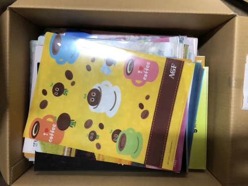 クリアファイルは、プリントを挟んだりするのに役に立ちます