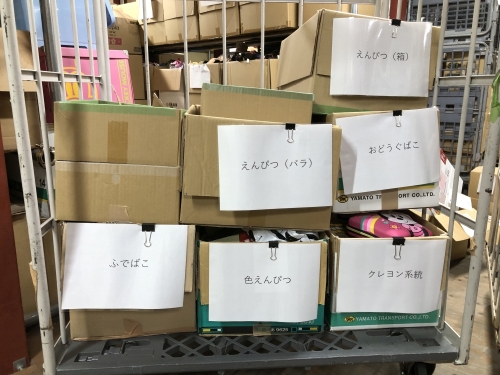 文房具は、種類別に細かく仕分けてから寄付しています