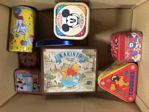 可愛い空き缶は消しゴムや鉛筆などの小さいものを入れるために貯めています。