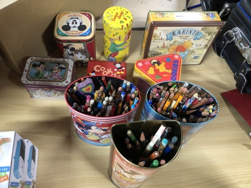 中古の鉛筆は、バラバラにならないように、筆箱や空き缶などに入れてから、ランドセルに入れます。