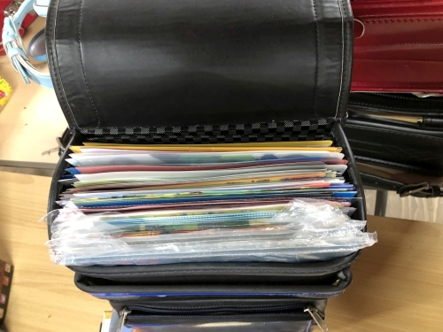 クリアファイルは小さいので、1つのランドセルに150枚くらい入ります。