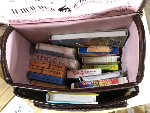 絵の道具は、ふたが空きやすくバラバラになりやすいので、注意して入れていきます