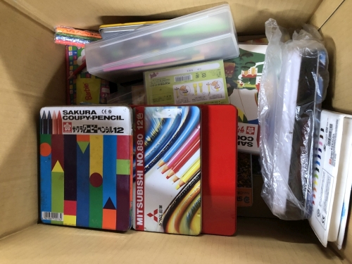 お絵かき用の道具を入れていきます。絵を描く事も大切な学びの時間です。