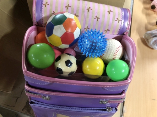 小さいボールを沢山詰めています。ボールは、多くの地域で男の子たちに人気です。