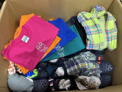 子供服は、送る地域の気候や民族的な施行を考えて、選んでいます