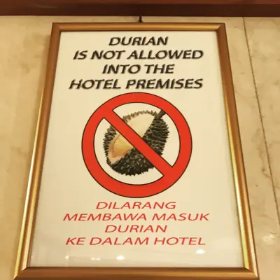 マレーシアのドリアン持ち込み禁止の看板