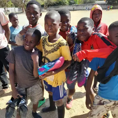 寄付された真新しいサッカーシューズを持つザンビアの子供たち