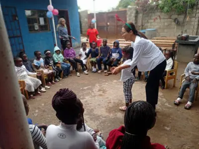 ザンビアの孤児院で遊びを教えている